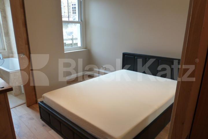 Double bedroom flat set on the top floor of a small private secure block Kings Cross Road , Kings Cross 